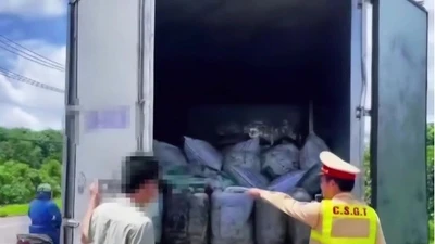 Đồng Nai: Bắt giữ xe tải chở 7 tấn mỡ động vật không rõ nguồn gốc