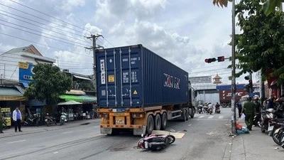Người phụ nữ tử vong sau va chạm với xe container ở Dĩ An