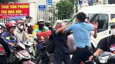 TPHCM: Công an vào cuộc vụ cụ ông bị đánh tới tấp tại giao lộ