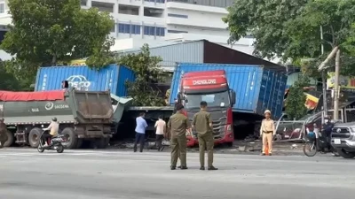Bình Dương: Xe ben tông container, cả hai lao vào cửa hàng ô tô