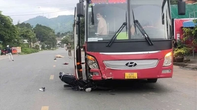 Bảo Lộc: Xe khách vượt ẩu, nam sinh lớp 11 tử vong