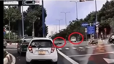 Xe cứu thương vượt đèn đỏ 52 giây rồi va chạm xe máy