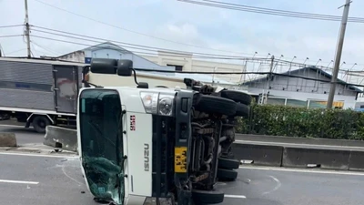 TPHCM: Xe tải va dải phân cách rồi lật, hai người đi xe máy thoát nạn