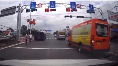 Clip: 5 ô tô nối đuôi nhau vượt đèn đỏ ở TP HCM