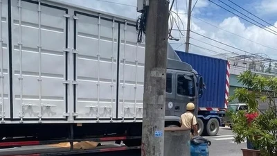 TPHCM: Xe máy chở ba va chạm container, hai mẹ con tử vong