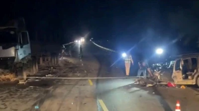 Đà Nẵng: Ô tô con bẹp dúm sau cú tông của xe đầu kéo, 7 người bị thương