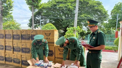Thu giữ 15.000 bao thuốc lá lậu trên kênh Đình Đức, An Giang