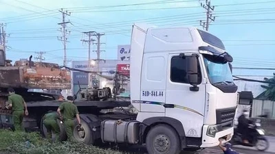 Ngã xe máy, hai người bị container cán qua tử vong tại Long An