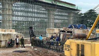 Cần cẩu thi công Vành đai 3 đổ sập, 1 người chết, 1 bị thương nặng