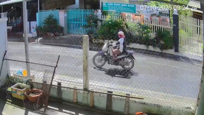 Tây Ninh: Giả vờ mua, người phụ nữ giật 140 tờ vé số của bé trai 11 tuổi