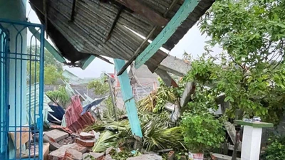 Long An: Mưa giông làm sập tường, hai bà cháu tử vong thương tâm