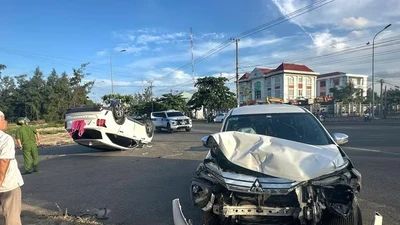 Ô tô lật ngửa sau va chạm ở Đắk Lắk, 2 người bị thương