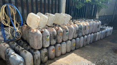 Vĩnh Long: Phát hiện vụ vận chuyển hơn 13 tấn dầu ăn không rõ nguồn gốc