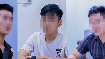 Công an Vĩnh Long tiếp nhận 3 công dân ra khỏi Campuchia