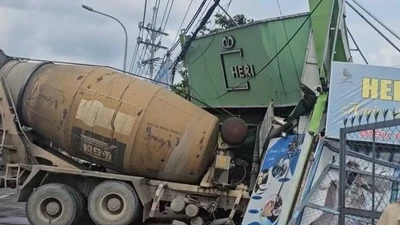 TP HCM: Xe bồn mất lái cày nát dải phân cách, lao vào tiệm hớt tóc