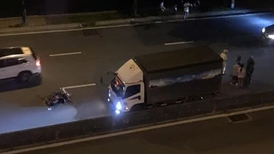 Clip sốc: Bị 'tạt đầu', 2 thiếu niên đạp ngã xe máy giữa đường ô tô