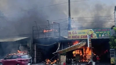 Bình Dương: Chồng đổ xăng dọa vợ, lửa cháy thiêu rụi hai cửa hàng