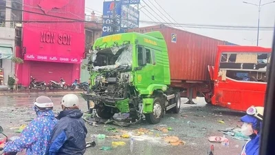 Bình Dương: Xe khách va chạm xe container, 4 người bị thương
