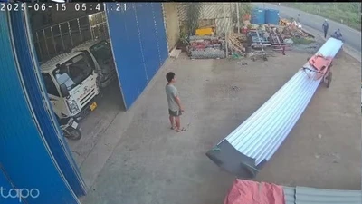 Sóc Trăng: Va chạm xe kéo tự chế, nam thanh niên bị tôn cứa cổ tử vong