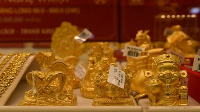 Vàng SJC giữ mức cao, giá vàng thế giới tiếp tục mất đà