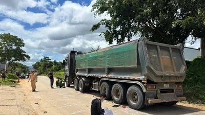 Đắk Lắk: Xe đầu kéo va chạm xe đạp điện, 2 cháu nhỏ thiệt mạng