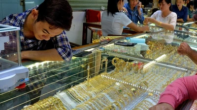 Giá vàng "quay xe" giảm sâu: SJC và vàng nhẫn lao dốc cùng thế giới