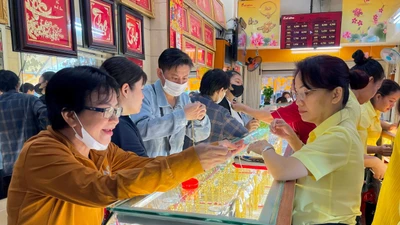 Vàng miếng SJC bứt phá, sắp chạm đỉnh lịch sử