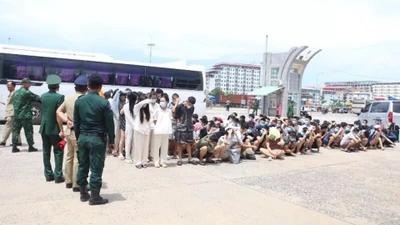 Tây Ninh tiếp nhận 79 công dân Việt Nam lao động trái phép từ Campuchia