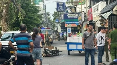 TP HCM: Xe máy va chạm xe lôi chở rau, một người tử vong