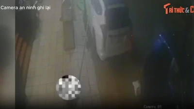 Clip ghi lại cảnh cô gái bị đâm tử vong trên vỉa hè, nghi phạm ra đầu thú