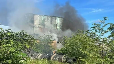 Cháy kho chứa vỏ lốp, lửa kèm khói đen bốc lên dữ dội tại TPHCM