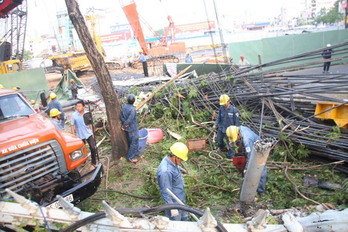 ... xe cẩu bị lún đổ sập khiến cả khối sắt đổ sập xuống vắt ngang đường lê Thị Hồng Gấm đè gãy hàng rào trụ sở Bảo tàng Mỹ thuật TP HCM