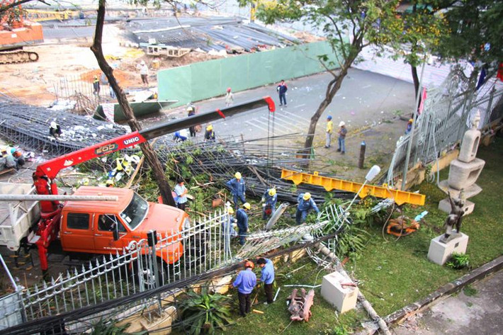 Trước đó, sáng sớm cùng ngày, tại công trình thi công tòa tháp The One (đối diện chợ Bến Thành, phường Nguyễn Thái Bình, quận 1, TP HCM), trong lúc công nhân đang sử dụng cần cẩu đưa khối sắt cây nặng hàng chục tấn lên tầng cao thì bất ngờ...