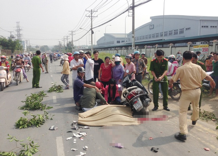 Khi đang lưu thông trên đường Lê Văn Việt và chỉ còn cách nhà khoảng gần 1km (thuộc phường Long Thạnh Mỹ, quận 9) thì xe của gia đình chị Tuyền va chạm với xe tải ben 15 tấn chở đất, mang BKS 57K-6235, chạy hướng ngược lại