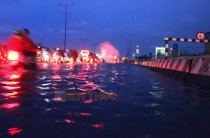 Hàng vạn phương tiện lưu thông trên xa lộ Hà Nội từ cửa ngõ vào thành phố. Khi đến khu vực cầu Rạch Chiếc đã bị ngập sâu hơn nửa bánh xe...