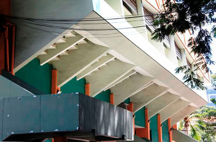 Nhà thi đấu Phan Đình Phùng đã cũ kỹ, xuống cấp dù nó nằm ngay trung tâm thành phố lớn nhất nước và thường xuyên là điểm giao lưu văn hóa, TDTT với bạn bè khắp năm Châu.