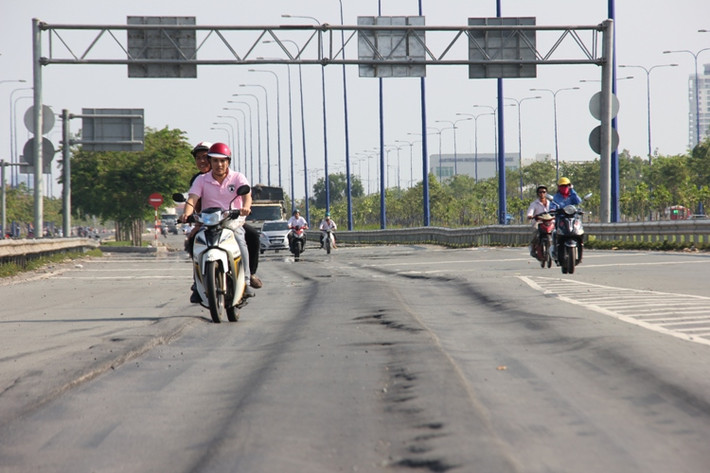 Điều đáng nói là đoạn đường này cho phép xe máy chạy chung dòng với xe tải để lên cầu vượt về hướng cầu Sài Gòn nên nguy cơ xảy ra tai nạn rất cao.
