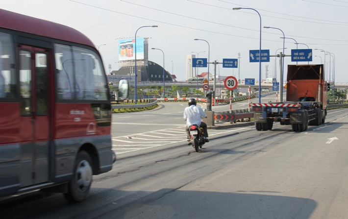 Trong quá trình ghi nhận, chúng tôi chứng kiến rất nhiều trường hợp xe máy bị lạc tay lái khi chạy vào đường sụt lún, suýt lao vào dải phân cách, trong khi phía sau xe tải đang ào ào chạy đến.