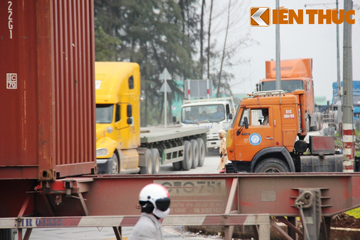Lực lượng CSGT đội Cát Lái (Phòng CSGT đường bộ- đường sắt Công an TP HCM) được tăng cường quân số để tham gia điều tiết, phân luồng giao thông...
