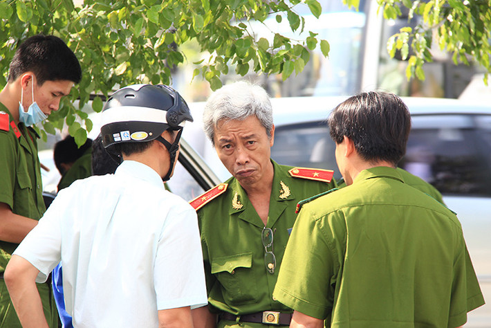 Trước tính chất đặc biệt nghiêm trọng của nghi án giết người, chặt xác bỏ vào 2 bao tải để trên vỉa hè đường Võ Văn Kiệt, phường Cầu Kho, quận 1, trong sáng nay 1/10, Thiếu tướng Phan Anh Minh, Phó Giám đốc công an TP HCM đã trực tiếp có mặt tại hiện trường vụ án.