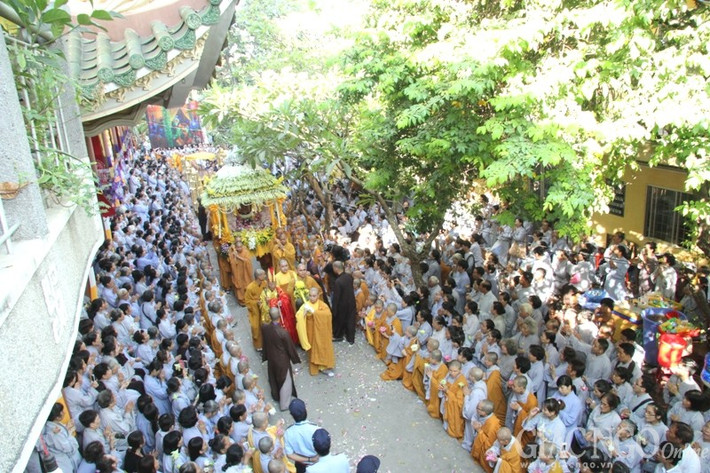 ...đưa về bảo tháp trong khuôn viên chùa Vạn Đức, phường Tam Phú, quận Thủ Đức để cung tống nhập bảo tháp. Hàng ngàn Tăng ni, Phật tử kính cẩn đứng dọc 2 bên đường tiễn đưa Hòa thượng.