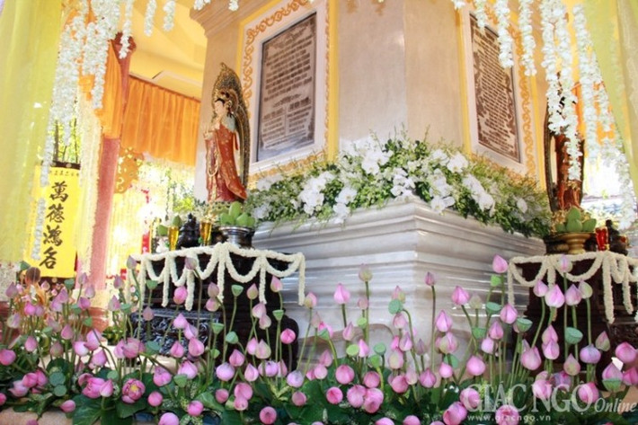Xung quanh bảo tháp là những hoa sen biểu tưởng Phật giáo.