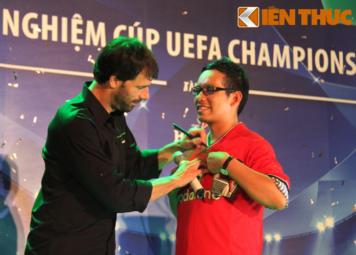 Ruud Van Nistelrooy ký tên tặng người hâm mộ.