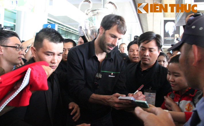 Dù khá mệt sau chuyến bay dài, Ruud van Nistelrooy vẫn niềm nở, phấn khích chào đón, ký tặng người hâm mộ.