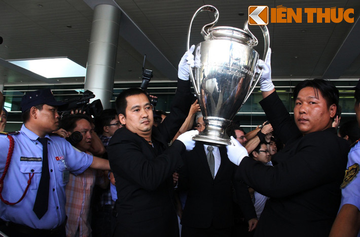 Chiếc cúp UEFA Champions League danh giá lần đầu tiên có mặt tại Việt Nam để người hâm mộ chiêm ngưỡng.