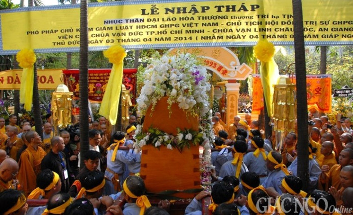 Kim quan được cung thỉnh vào bảo tháp Phù Thi.