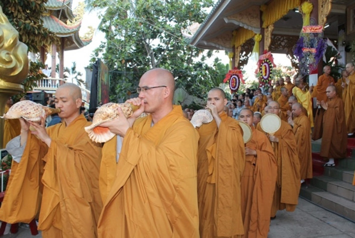 Sáng nay, Ban tổ chức lễ tang đã làm lễ truy niệm, cung tống kim quan cố Đại lão Hòa thượng nhập bảo tháp.
