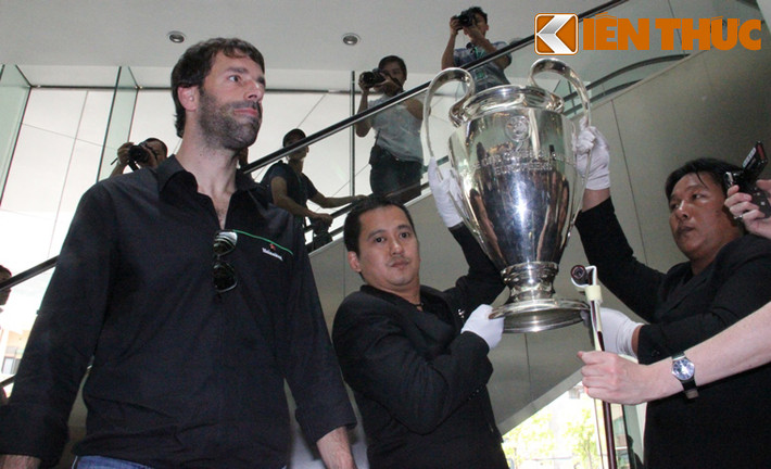 Thần tượng bóng đá Ruud van Nistelrooy và chiếc cúp C1 danh giá đã chính thức có mặt tại Việt Nam và điểm đến đầu tiên là TP HCM, sau đó sẽ đến Hà Nội để giao lưu với người dân Thủ đô.