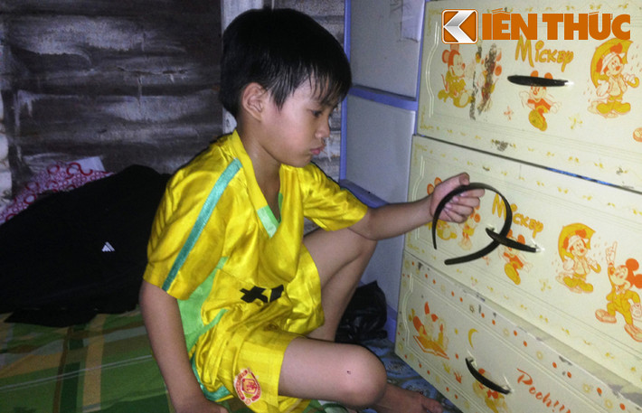 Một đứa cháu con người anh thứ hai của chị Ngân bùi ngùi cầm kỷ vật là chiếc bờm tóc của cô út.