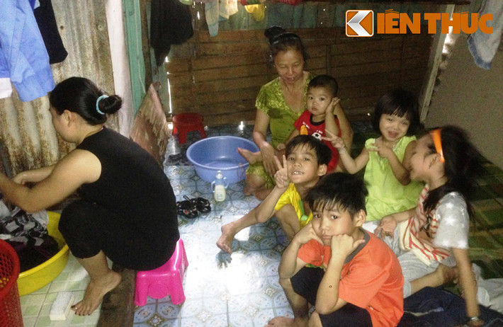 Những đứa cháu còn quá nhỏ của chị Ngân vô tư, chưa hiểu được gia đình mình đang gặp biến cố khi người dì/ người cô út đã mãi mãi ra đi...